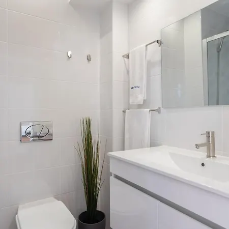 Sunny Bright Flat W Balcony - Ace Location *